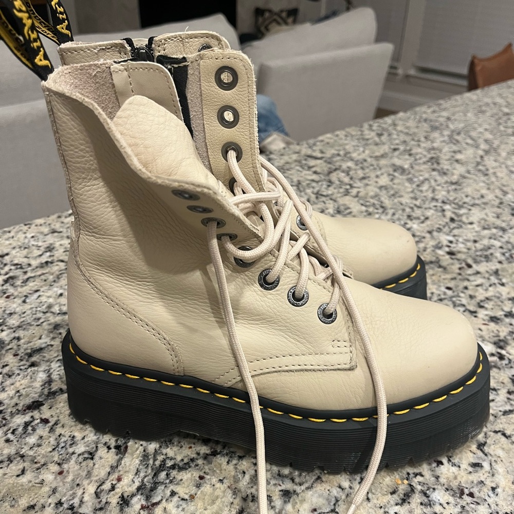 Dr. Martens Jadon Platform Boot Pisa Leather Beige Bone
